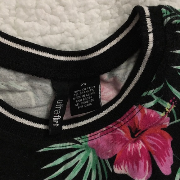 Floral High Neck Crop Top - Picture 3 of 3